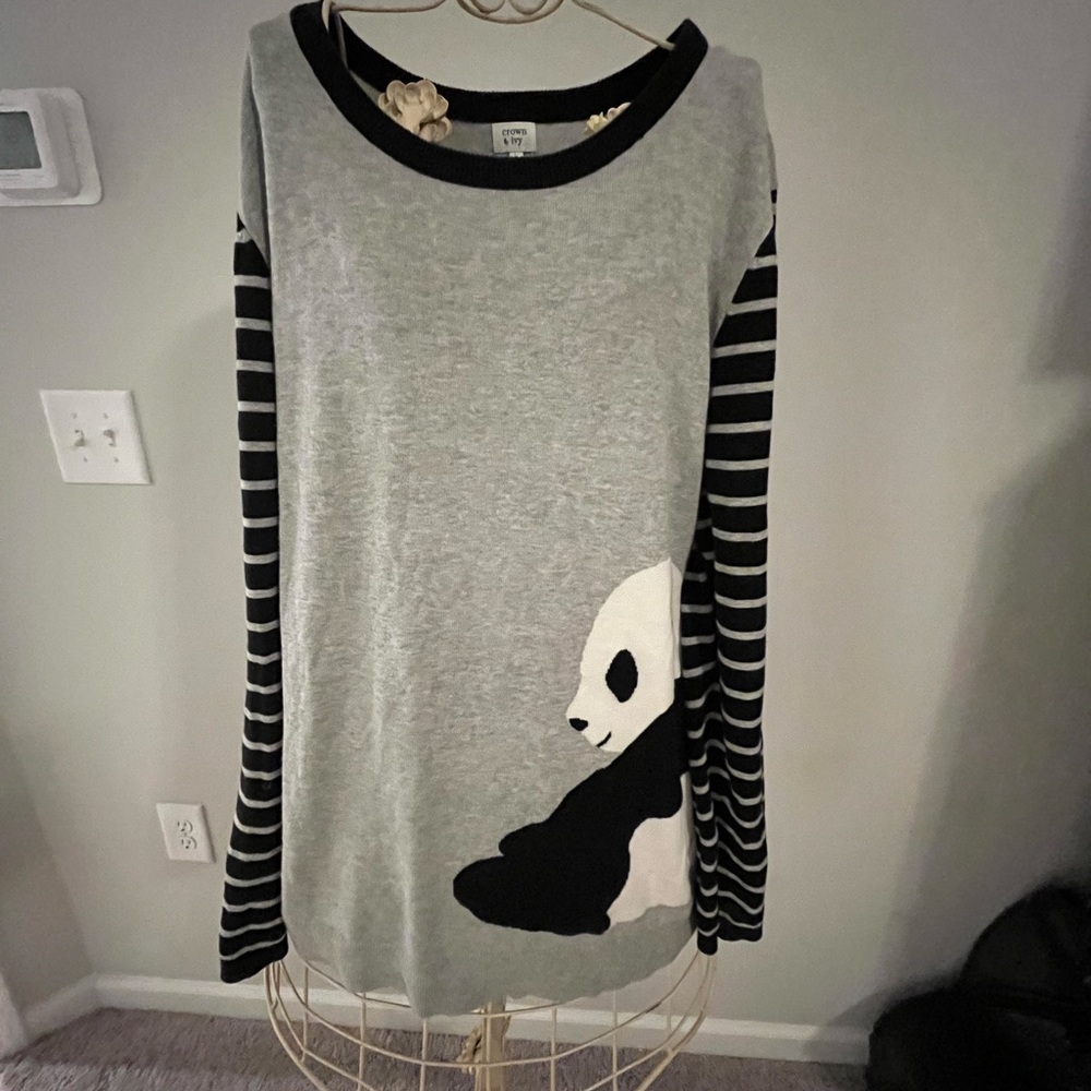 Crown & Ivy Gray Sweater with Panda! 🐼 pair with grass green capris or red